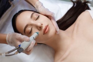 woman experiencing hydrafacial benefits