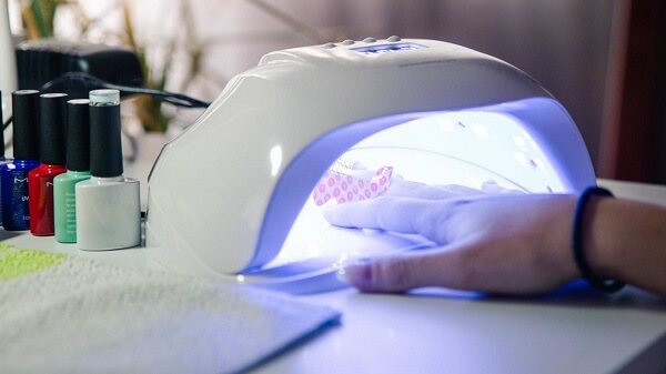 Could UV nail salon lights contribute to cancer risk?