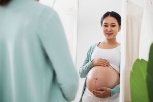 woman experiences skin changes during pregnancy